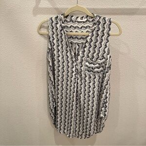 💗LUSH black and white sleeveless Blouse